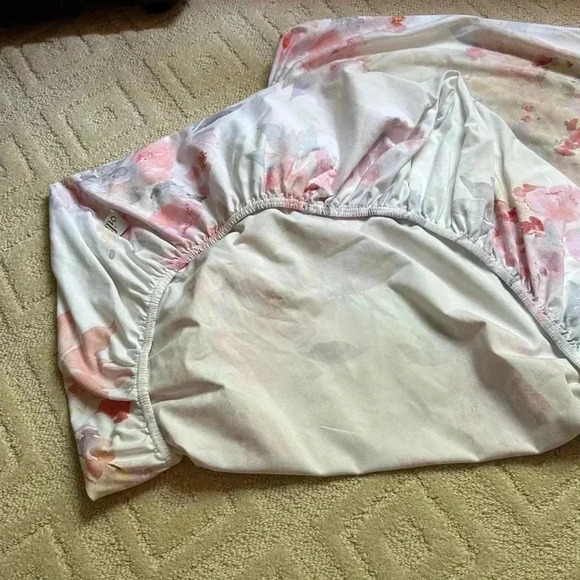 Oilo Studio Prim Floral Crib Sheet - Picture 3 of 4